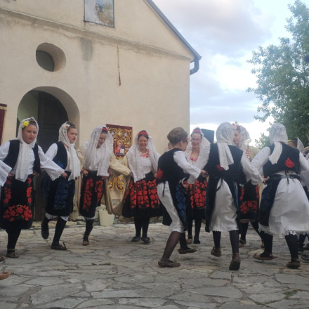 devojke se smeju u kolu 