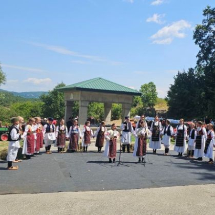 deca igraju kolo