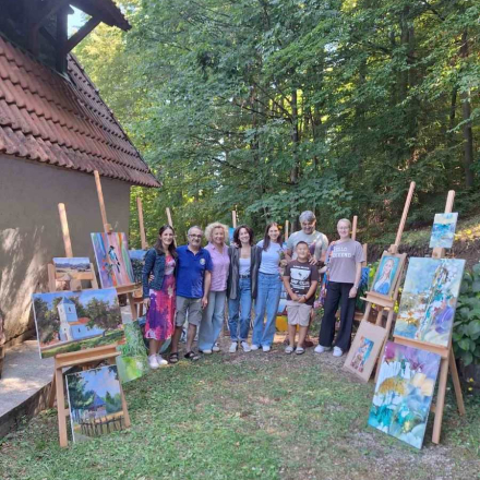 ljudi oba pola poziraju ispred štafelaja