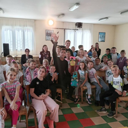 deca i muskarac masu sedeci