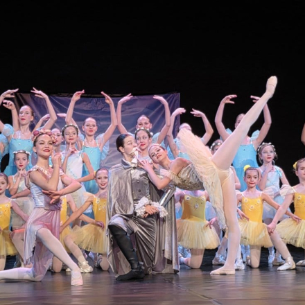 scena sa preko trideset balerina