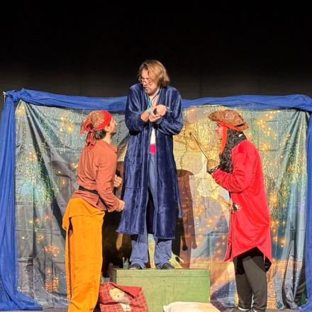 tri muskarca na sceni 