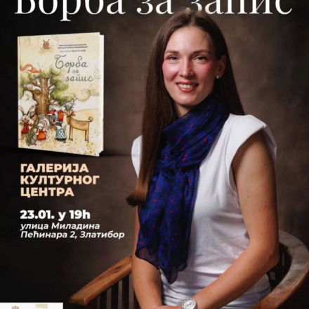 Zena sedi na stolici u beloj majici sa plavim salom 