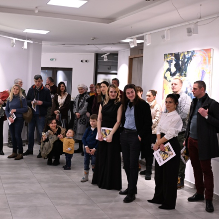 Публика на отварању изложбе